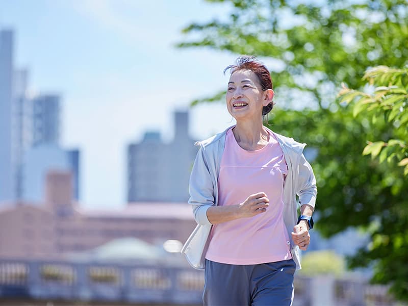 ランニングをしている女性の写真