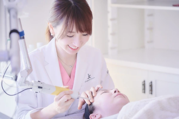 古山恵理医師のピコレーザーの施術風景