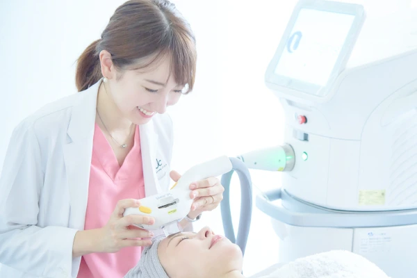 古山恵理医師のフォトフェイシャルステラM22の施術風景